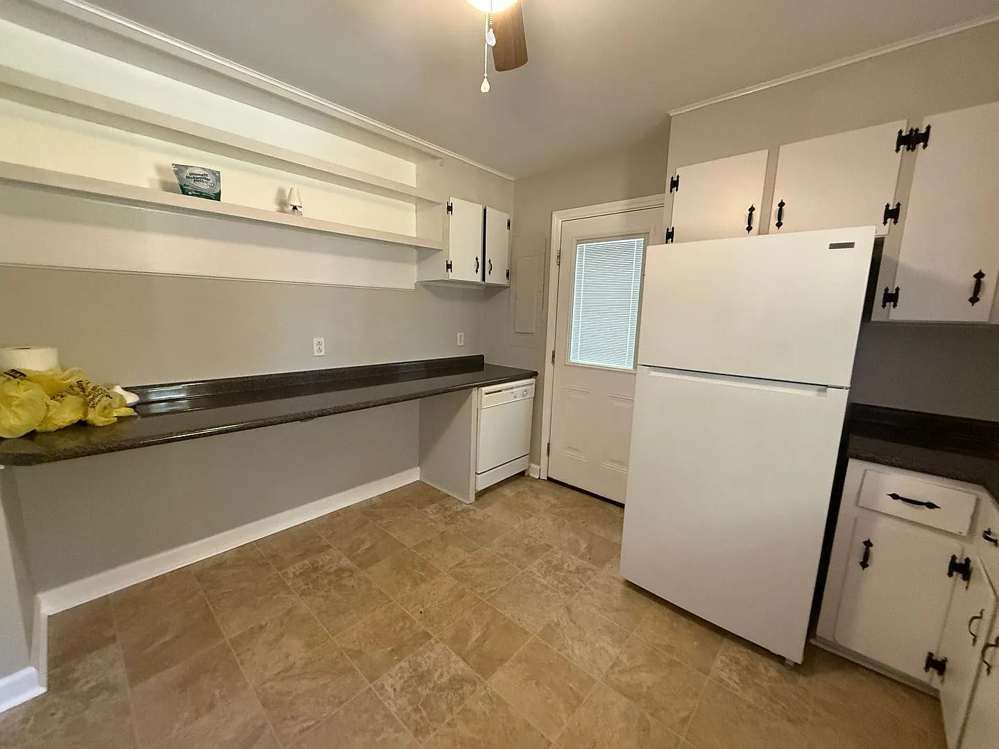 3 bedroom, 2 bath House — Photo 3