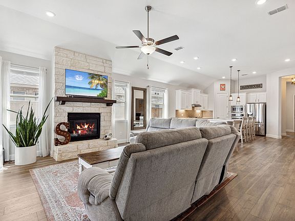 3rd image of 482 Prairie View Dr