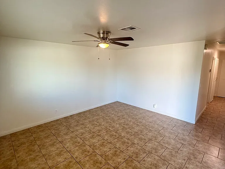 1016 Meredith Dr — Photo 3