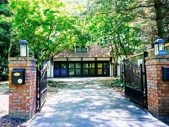3rd image of 10304 Lake Shore Blvd