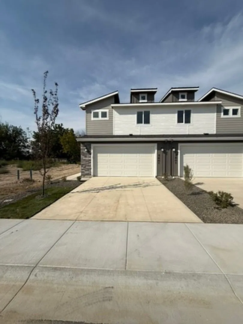 560 Desert Rose — Photo 1