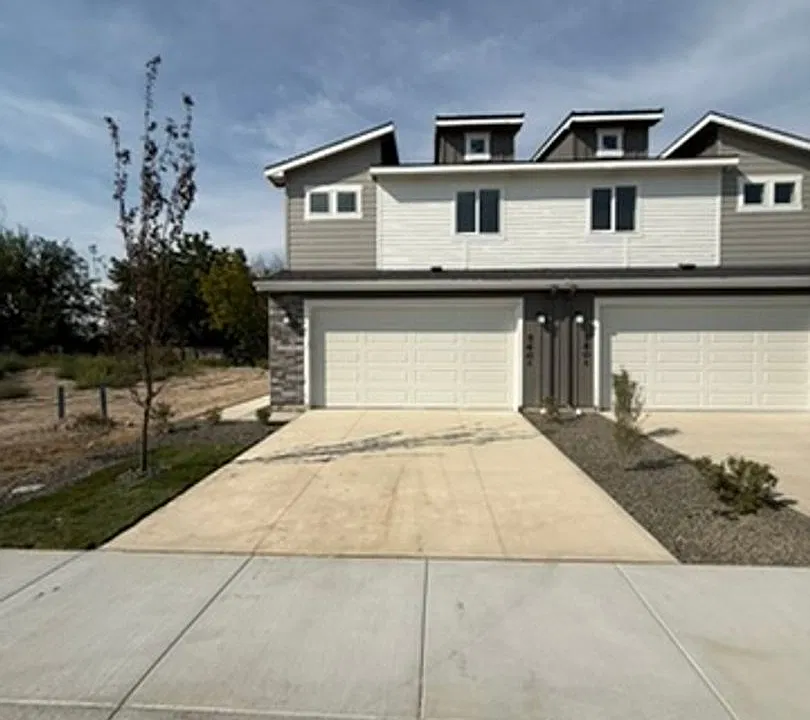 560 Desert Rose Ave