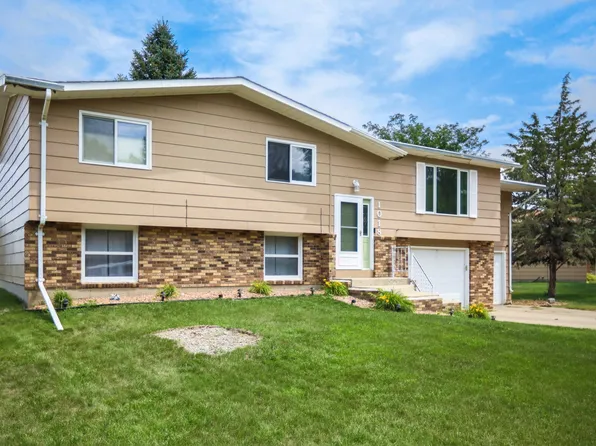1018 Willow Dr, Aberdeen, SD 57401