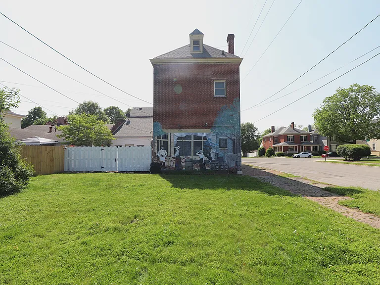 Historic Apartment Building — Photo 7