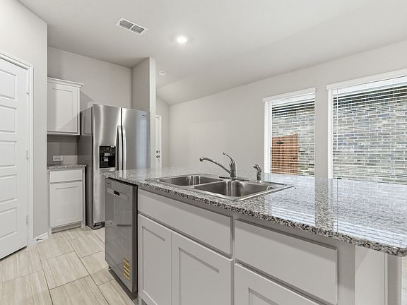 4th image of 625 Shaded Grove Dr