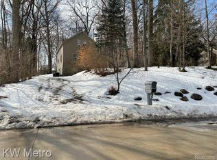 530 Arlington Dr, Rochester, MI 48307