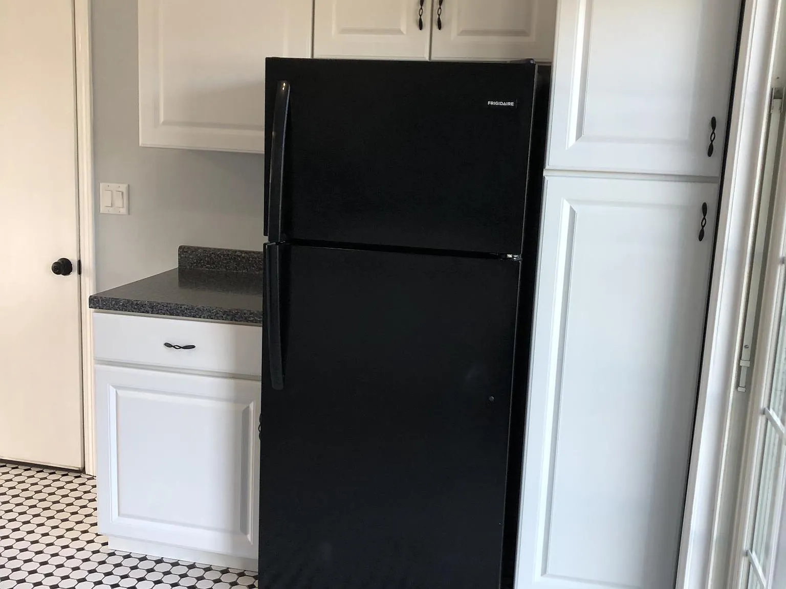 3 bed, 1.5 bath, 915 sqft, $1,600 — Photo 4