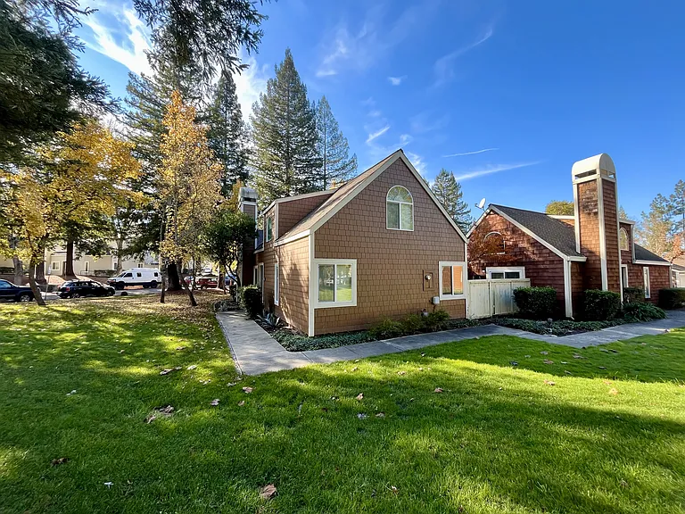 2744 Lakeview Dr — Photo 2