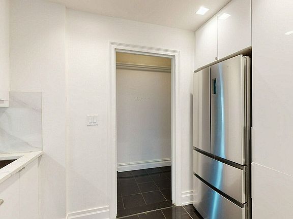 4th image of 50 W 72nd St APT 1001
