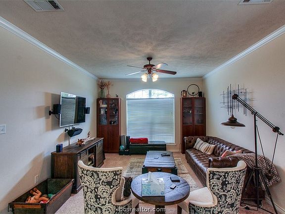 2nd image of 117 Karten Ln