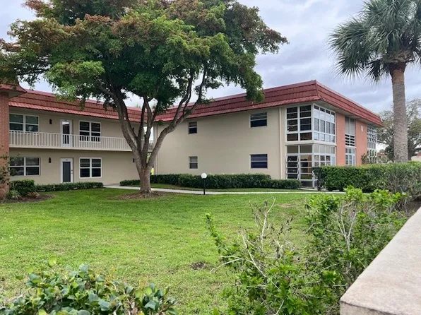 68 Royal Oak Ct APT 201, Vero Beach, FL 32962