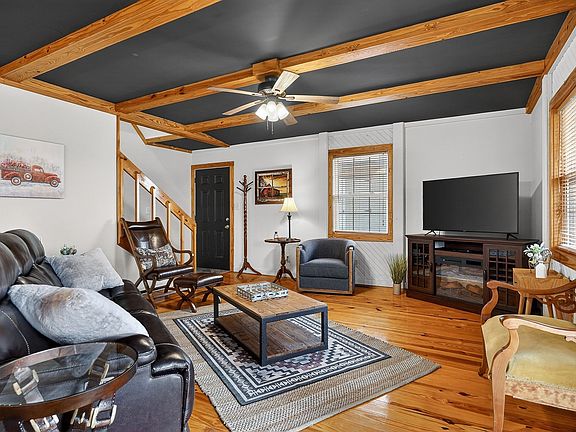 3rd image of 446 Oak Dr