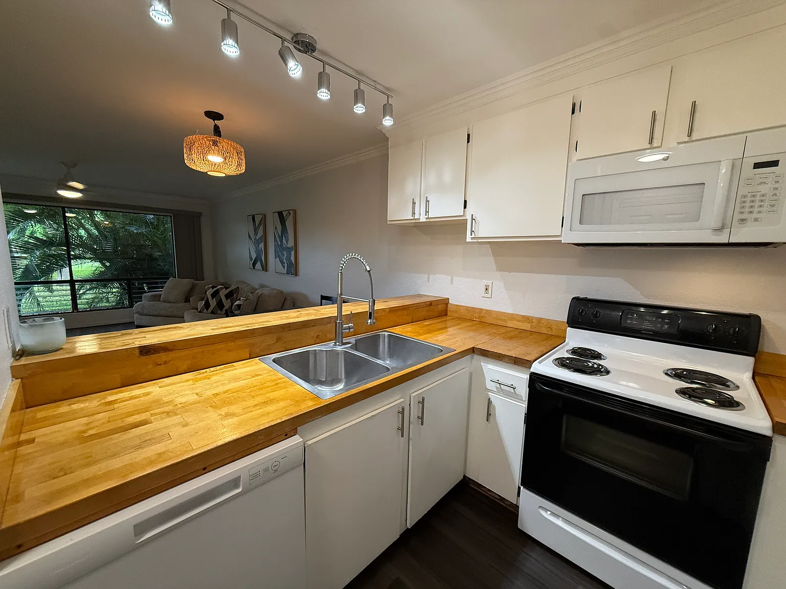 2 bed, 883 sqft, $3,100 — Photo 4