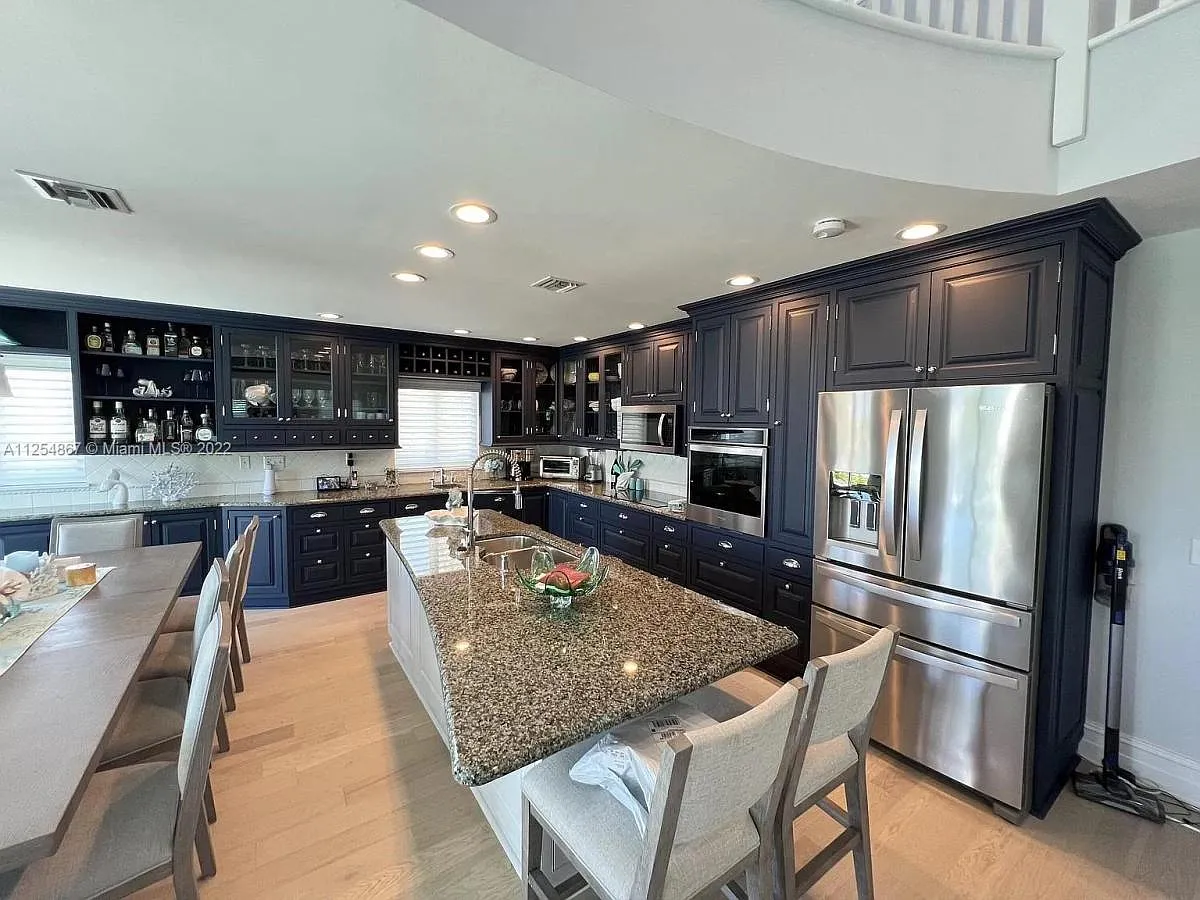 4 bed, 3.5 bath, 3458 sqft, $17,500 — Photo 4