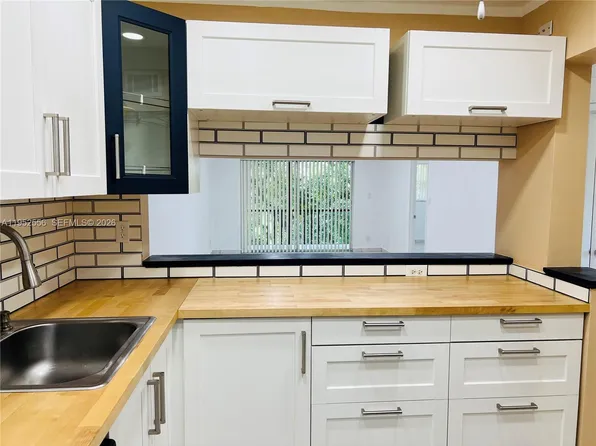 8000 Fairview Dr APT 310, Fort Lauderdale, FL 33321