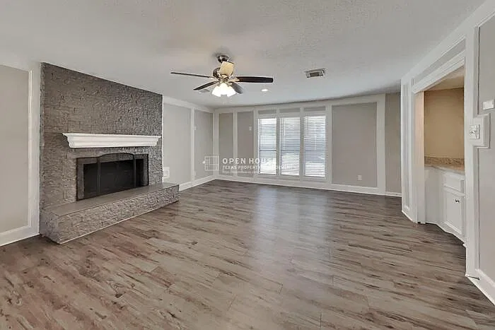 3 bed, 2.5 bath, 2270 sqft, $2,240 — Photo 3
