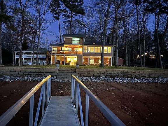 3rd image of 332 Piney Point Rd