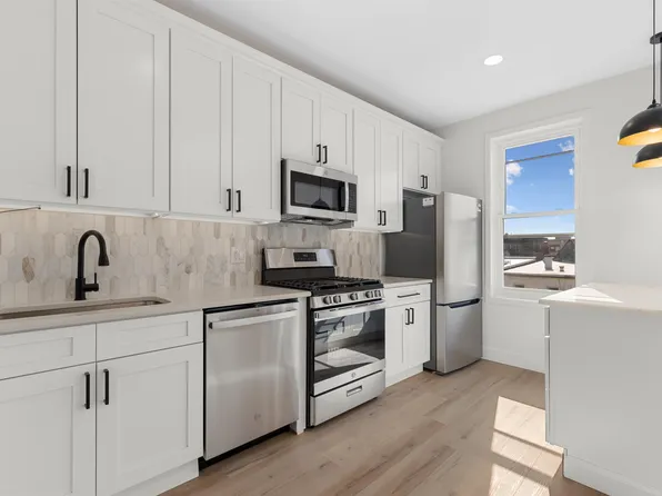 215 48th St #203, Union City, NJ 07087