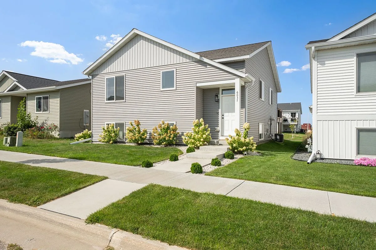 2 bed, 2.0 bath, 1179 sqft, $2,400 — Photo 1