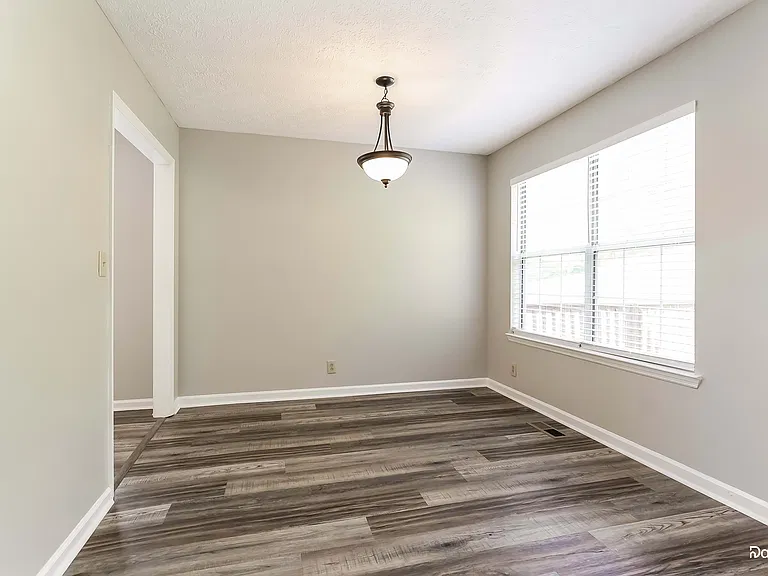 806 Allison Ct — Photo 8
