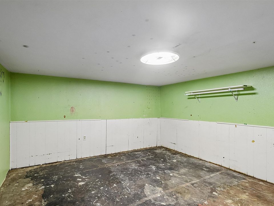 19th image of 2814 E Walnut St