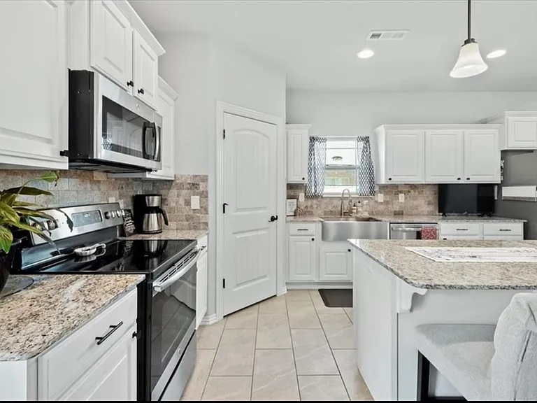 910 Hancock St — Photo 11
