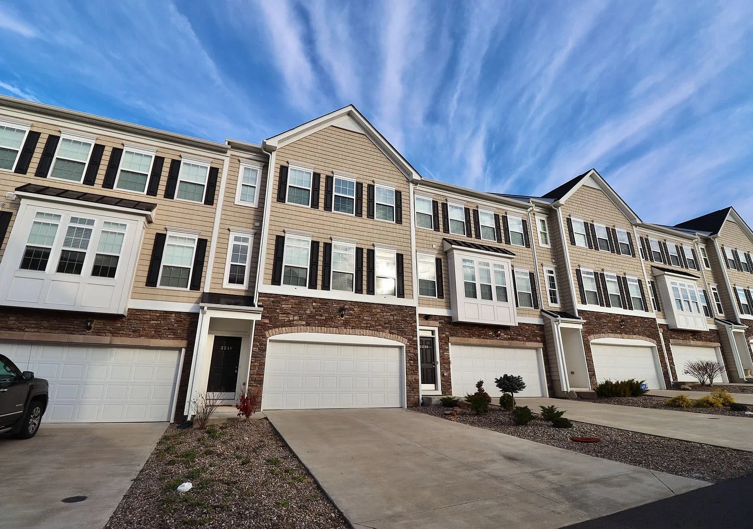 4 bed/3.5 bath Townhouse in Suncrest Village - Available 07/09/2027! — Photo 1