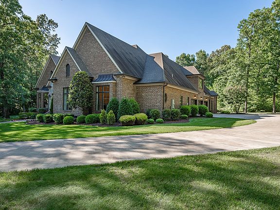 2nd image of 652 Waterford Dr