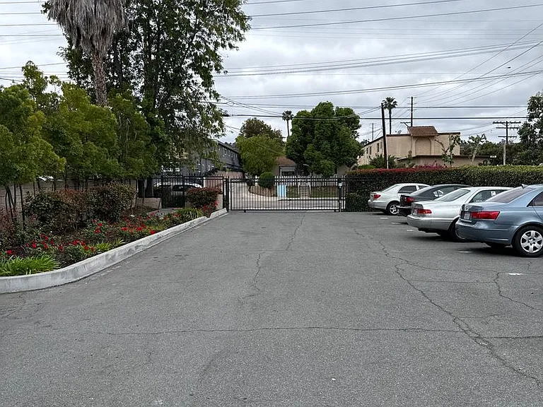 411 Emerald Ave — Photo 2