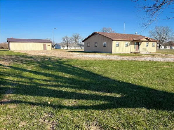 711 W 17th St, Pleasanton, KS 66075