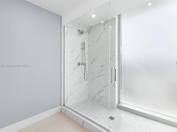 4th image of 133 Isle Of Venice Dr #4B