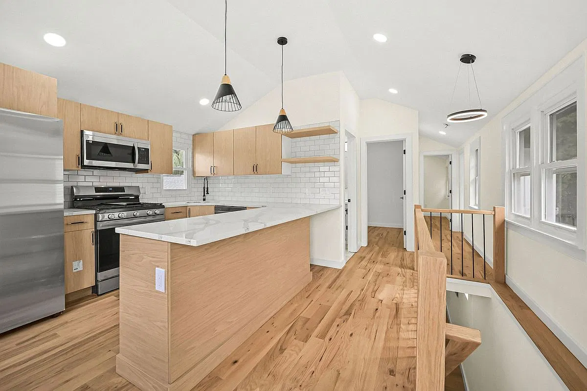 3 bed, 3.0 bath, 1200 sqft, $3,400 — Photo 2