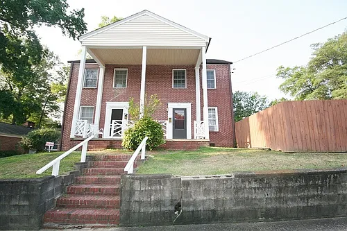 Georgian brick. Separate dining room. Over 1,000 square feet near 9th Street. Photo 1
