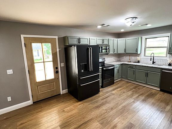 4th image of 172 Coffee St