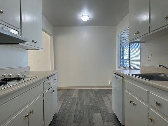 3rd image of 1372 Creekside Dr #4