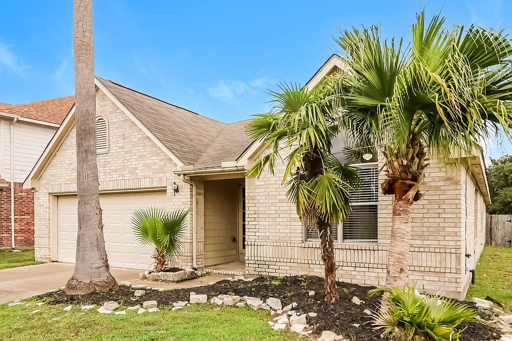 3 bed, 2.0 bath, 1945 sqft, $2,005 — Photo 3