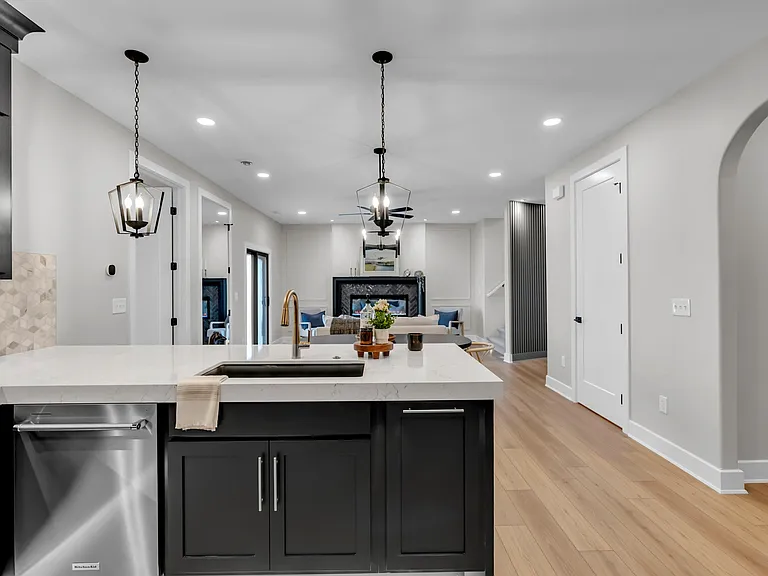 2142 E Beaumont St — Photo 17