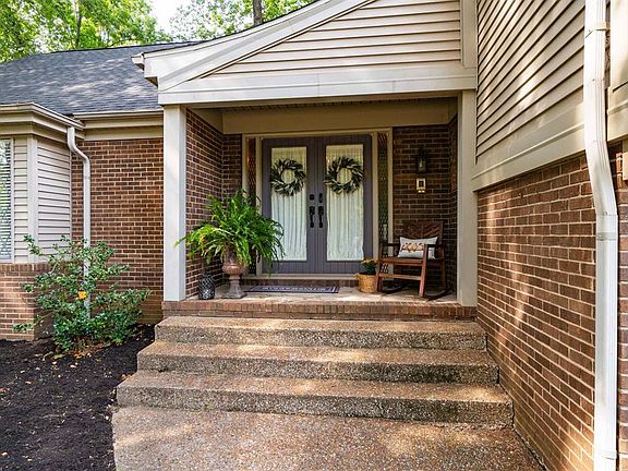 2nd image of 1411 Woodbridge Trl