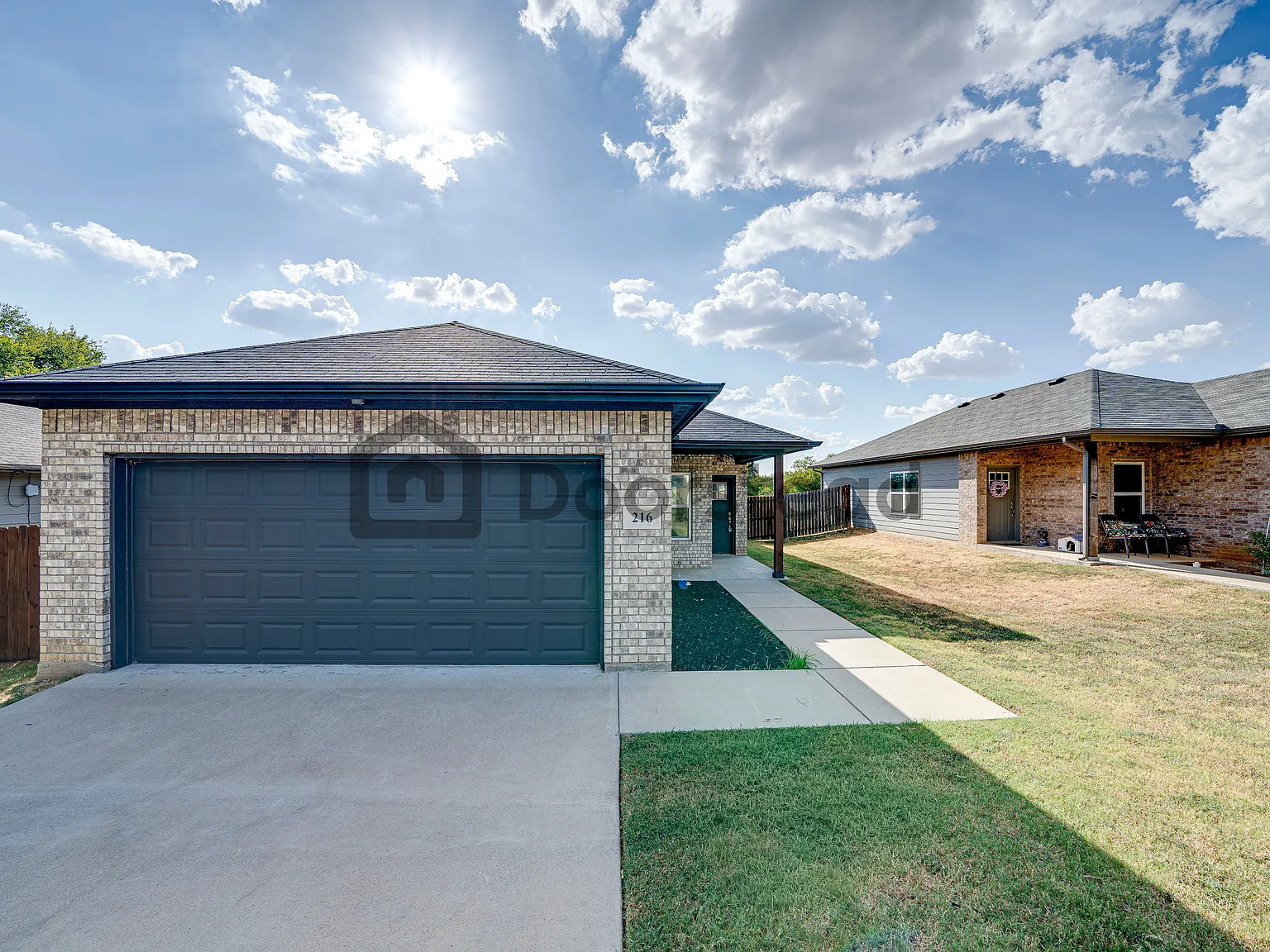 3 bed, 2.0 bath, 1351 sqft, $2,000 — Photo 2