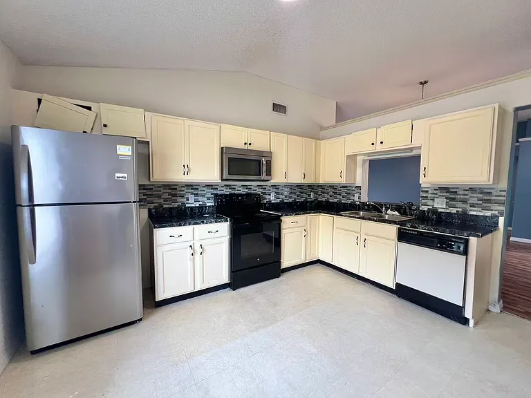 527 Valencia Place Cir — Photo 6