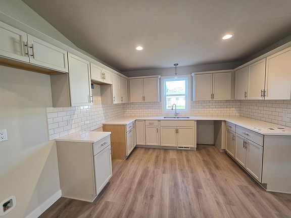 5th image of 512 Village Ln