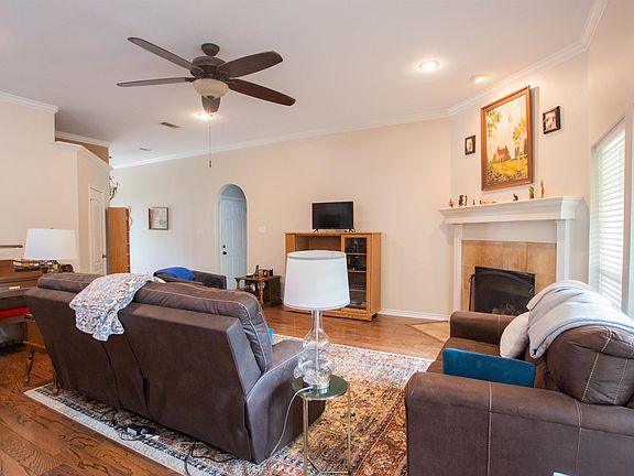 5th image of 804 Keble Ln