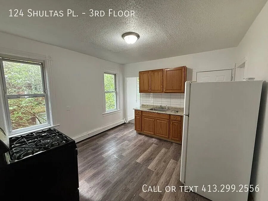 Spacious Three-Bedroom Apartment in the Heart of Hartford! — Photo 2