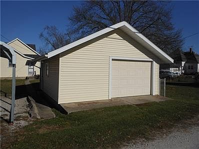 1 ca garage with workshop, could be converted into a two car garage