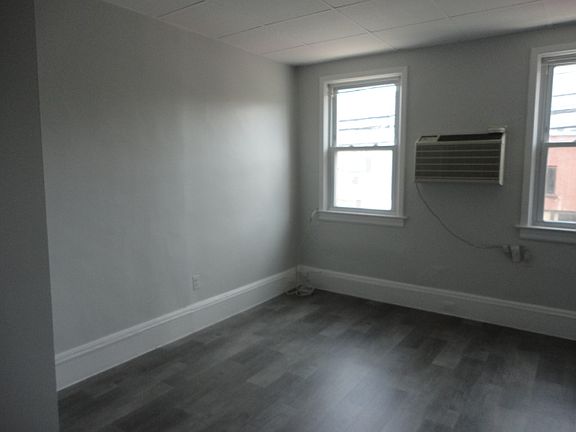 5th image of 46-14 Vernon Blvd #2R