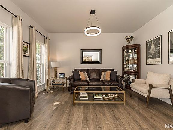 4th image of 356 Carr Manor Ct