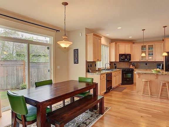 KITCHEN WITH EATING NOOK