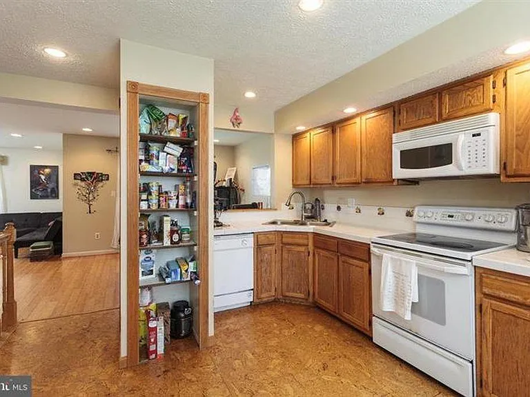 627 Lochern Ter — Photo 8