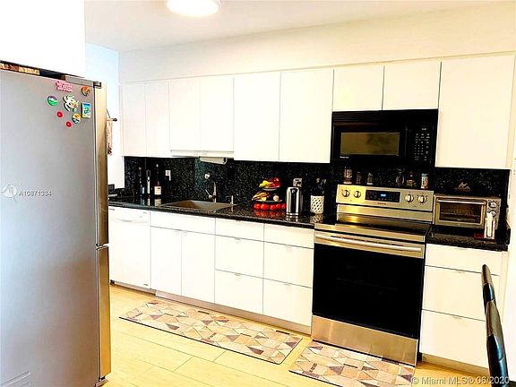 4th image of 400 Golden Isles Dr APT 12