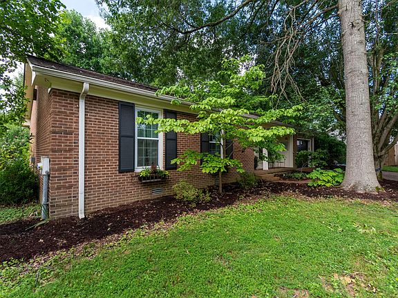 3rd image of 1702 Twin Oaks Ct